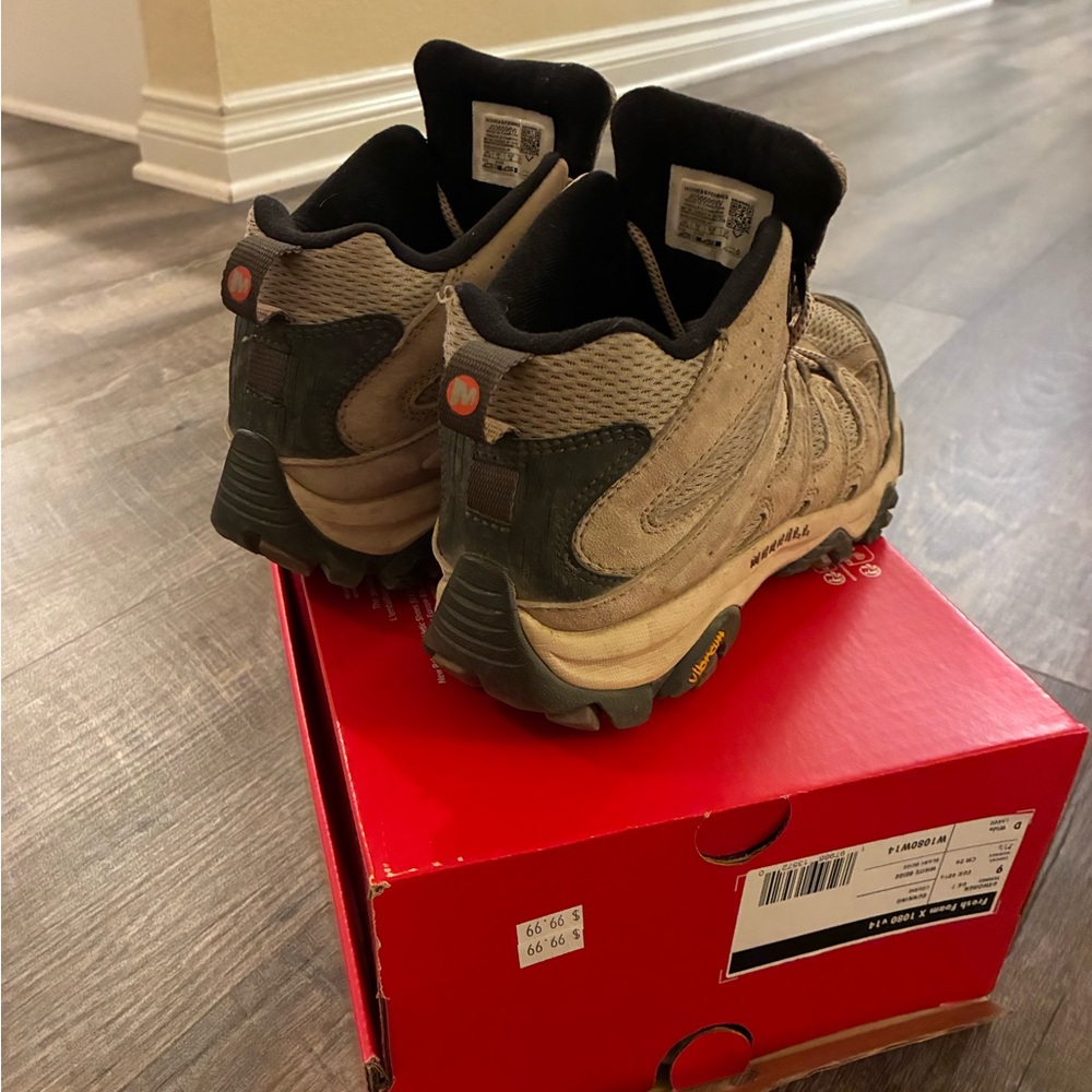 Merrell Women's Boots Moab’s 3 - 8.5 wide - Picture 5 of 10